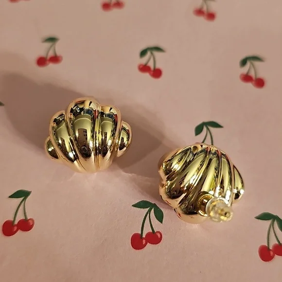 Gold Shell Earrings - Picture 3 of 3